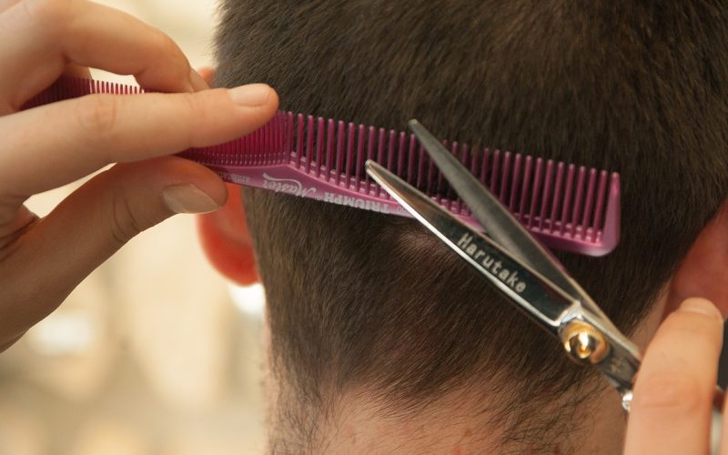 Découvrez les 3 raisons de choisir un coiffeur à domicile
