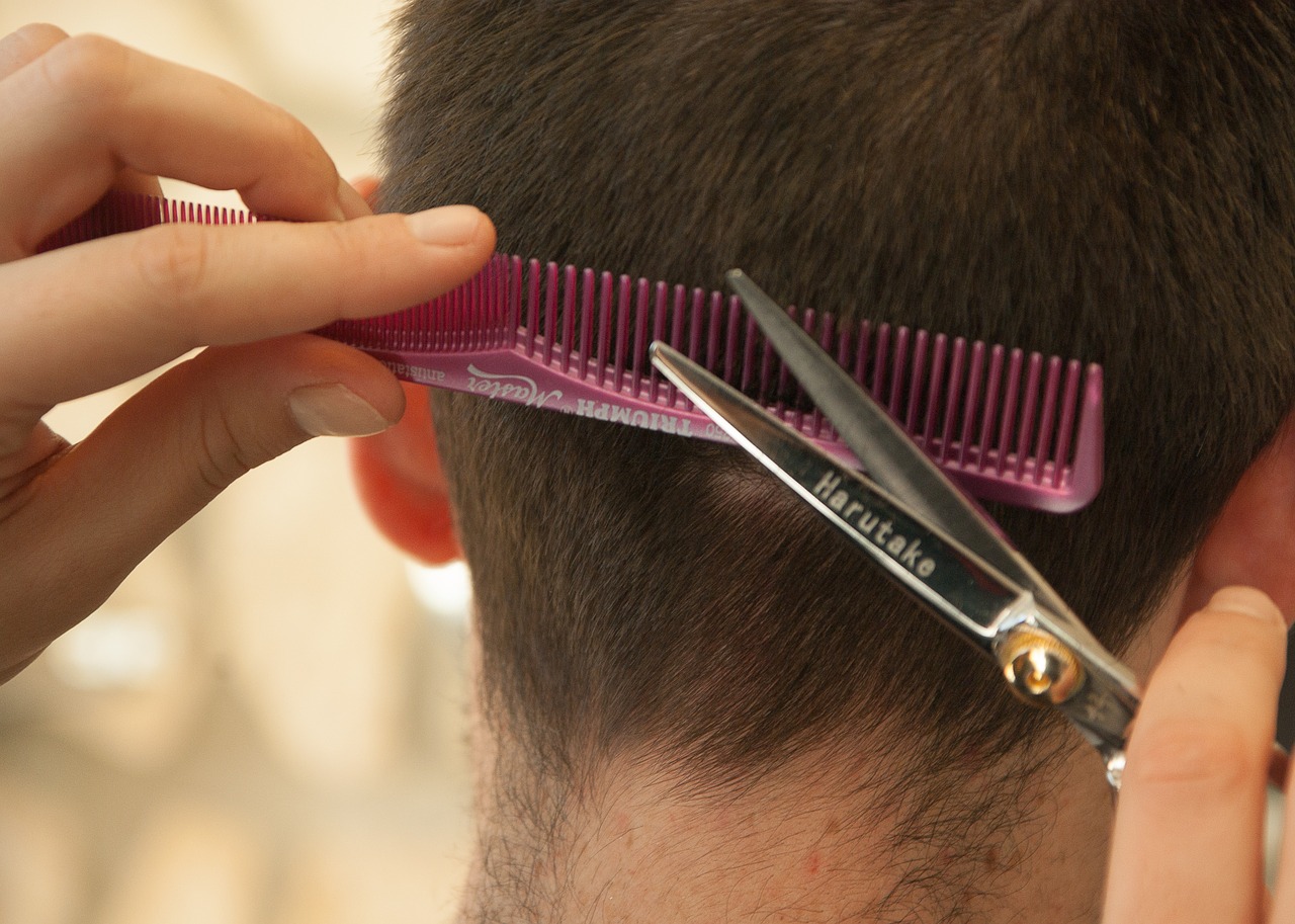 Découvrez les 3 raisons de choisir un coiffeur à domicile