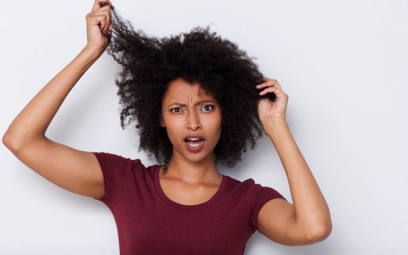 Comment une femme peut-elle coiffer ses cheveux afros sans accessoires