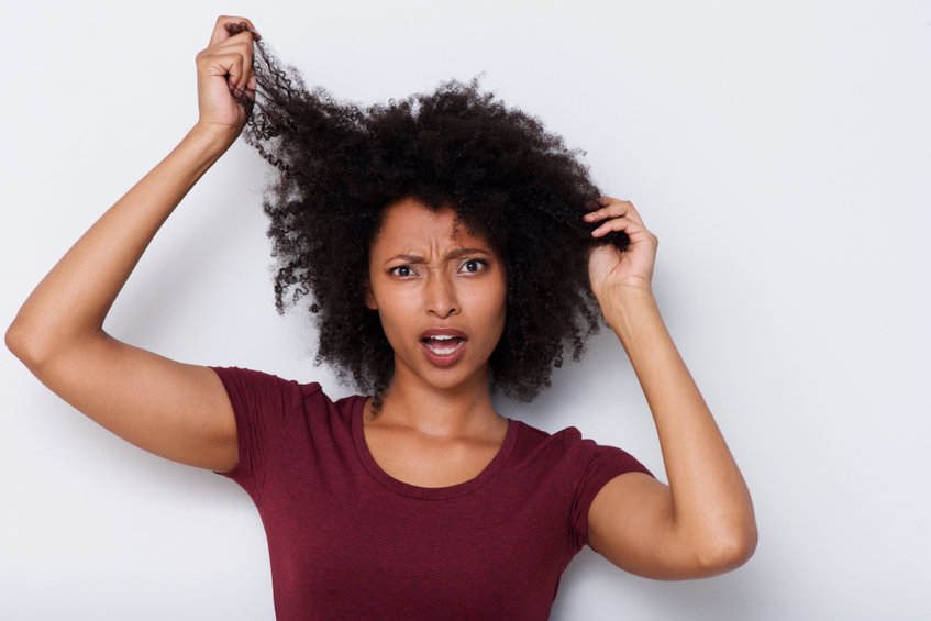Comment une femme peut-elle coiffer ses cheveux afros sans accessoires