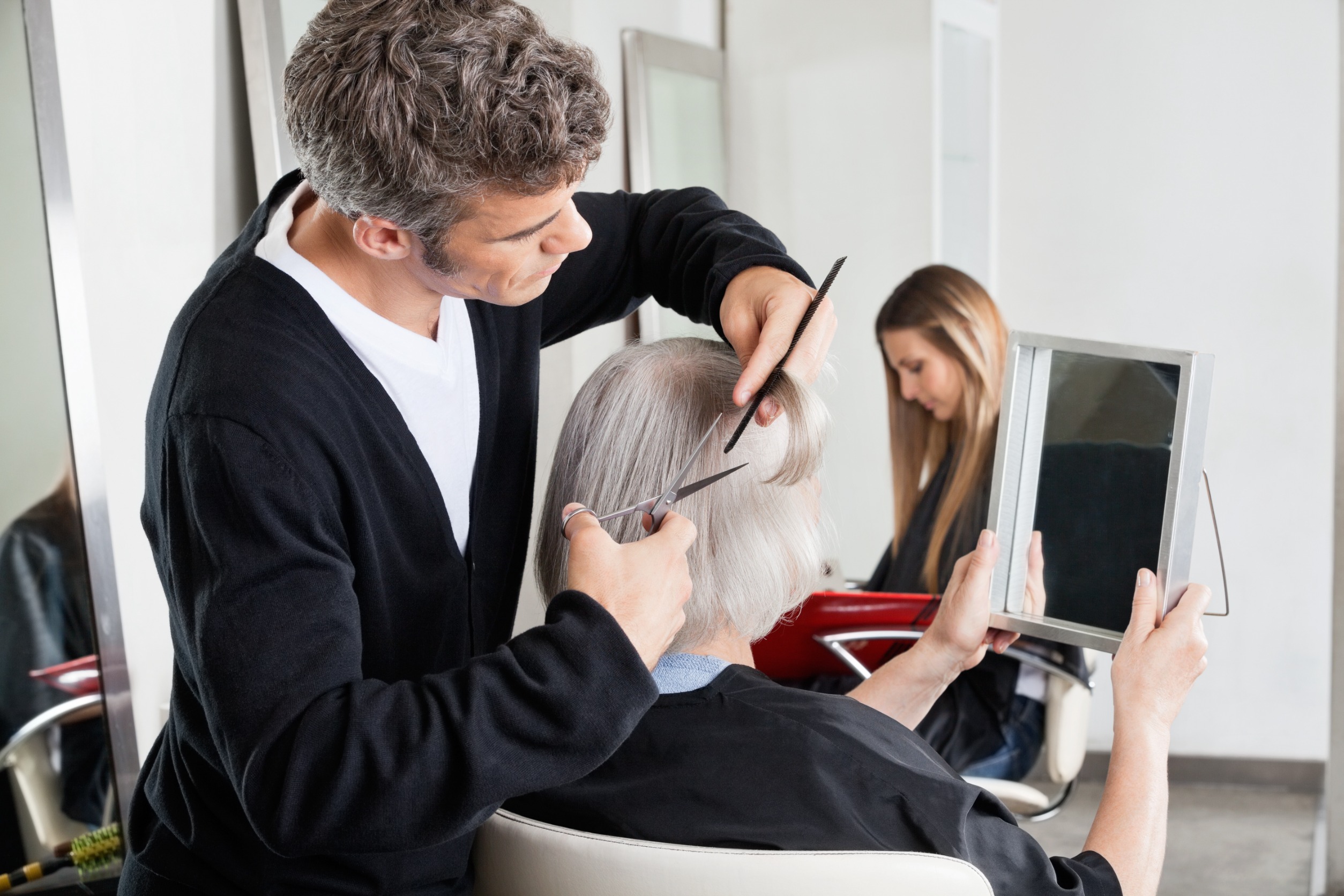 Les étapes clés pour réussir à se faire coiffer chez soi